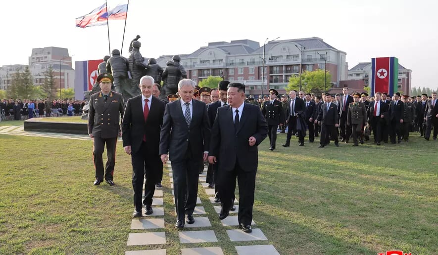 北朝鮮政府が提供したこの写真には、2026年4月26日（日）、北朝鮮の平壌で行われた記念博物館の開館式に出席する、同国の指導者キム・ジョンウン氏、ロシアのヴィャチェスラフ・ヴォロディン下院議長、アンドレイ・ベロソフ国防相が、前列右から左の順に写っている。（朝鮮中央通信／Korea News Service via AP）