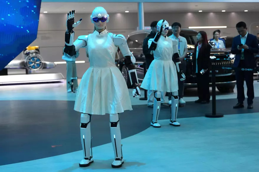 2026年4月24日(金)、北京で開催された中国国際自動車ショー2026で、ロボットが来場者を楽しませた。(AP通信/ン・ハン・グアン撮影)