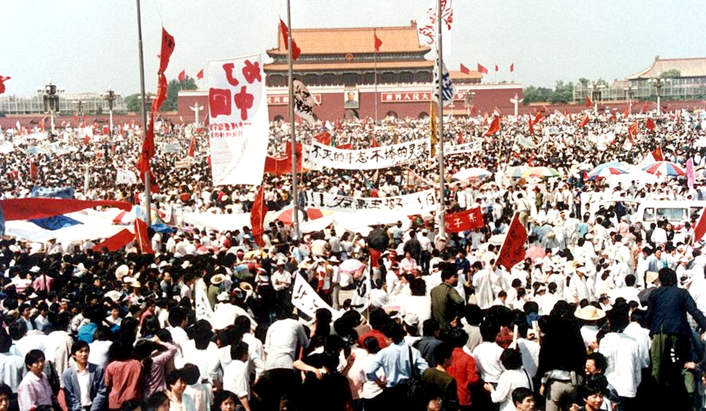 1989年5月17日、中国・北京の天安門広場は、民主化を求める集会で数千人の群衆で埋め尽くされた。（AP通信／Sadayuki Mikami）