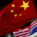 北京の米国大使館が主催した米大統領選挙関連イベント中、ホテルの外に米国と中国の国旗が掲げられた。政府報告書は、中国、ロシア、イランの諜報機関が、米国の企業、政府研究所、大学から企業秘密や専有情報を盗もうと躍起になっている様子を明らかにしている。(AP通信/アンディ・ウォン)