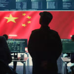 ハイテクを駆使した政府のハッキング室で、中国軍関係者がハイブリッド戦争の一環として敵対国から国家機密を盗み出す作業を行っている。（写真提供：DC Studio via Shutterstock）
