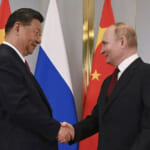 2024年7月3日、カザフスタンのアスタナで開催された上海協力機構（SCO）首脳会議の傍らで行われた会談で、ロシアのウラジーミル・プーチン大統領（右）と中国の習近平国家主席が握手を交わした。（セルゲイ・グネーエフ、スプートニク、クレムリン・プール写真、AP通信経由）