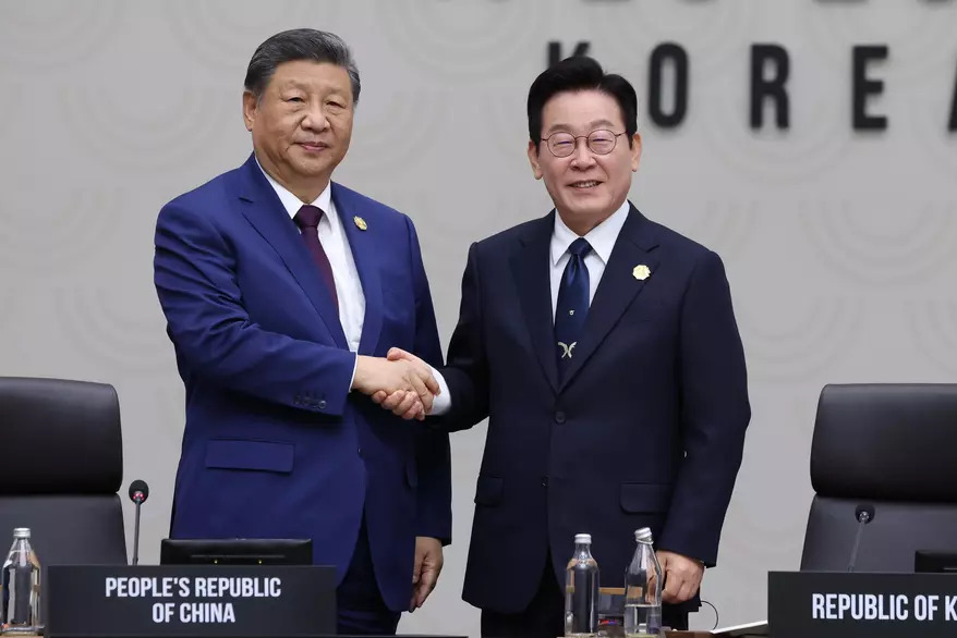 2025年11月1日土曜日、韓国・慶州で開催されたアジア太平洋経済協力会議（APEC）首脳会議で、中国の習近平国家主席（左）が韓国の李在明大統領と握手を交わした。（聯合ニュース／AP通信）