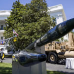2019年7月15日、ワシントンD.C.のホワイトハウス南庭で行われた「メイド・イン・アメリカ」展示会で、高高度防衛ミサイル防衛システム（THAAD）が展示された。（AP通信／アレックス・ブランドン撮影）