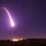 2019年10月2日に低速シャッタースピードで撮影され、米空軍が提供したこの画像は、カリフォルニア州ヴァンデンバーグ空軍基地で行われた非武装のミニットマン3大陸間弾道ミサイルの発射実験の様子を示している。スウェーデンのシンクタンクは2024年6月17日(月)、世界の核保有国9カ国は核兵器の近代化を続け、2023年には核抑止力への依存度をさらに高めるだろうと述べた。(JTアームストロング軍曹/米空軍提供、AP通信経由)