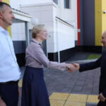 ロシアのウラジーミル・プーチン大統領(右)は、2026年8月13日(木)、千島列島最大の島である択禄島のクリリスクにある、ロシア英雄エドゥアルド・ノルポロフ記念中学校を訪問した。(ガヴリール・グリゴロフ、スプートニク、クレムリン・プール写真、AP通信経由)