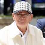 新天地教会の指導者であるイ・マンヒ氏が、2026年6月24日(水)、韓国ソウルのソウル中央地方裁判所に到着した。(イ・ヨンファン/ニューシス提供、AP通信経由)