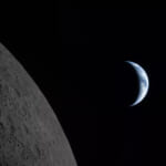NASAが提供したこの画像は、2026年4月6日(月)、アルテミス2号の乗組員が月フライバイ中に、地球が月の沈む前に月の隣にある地球を撮影したものです。(NASA提供、AP通信経由)