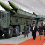 北朝鮮政府が提供したこの写真には、2026年10月11日(日)、北朝鮮の指導者である金正恩氏(左手前)とその妻、娘が、北朝鮮国内の非公開の場所にある国防革命博物館を視察する様子が写っている。北朝鮮政府が配布したこの写真に写っている出来事を取材するために、独立系ジャーナリストは立ち入りを許可されなかった。この画像の内容は提供されたものであり、独自に検証することはできない。情報源から提供された画像には、朝鮮語の透かし「KCNA」と記されている。これは朝鮮中央通信社の略称である。(朝鮮中央通信社/AP通信経由)
