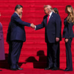 トランプ大統領(中央右)が中国の習近平国家主席と握手を交わす。メラニア・トランプ夫人(右)と彭麗媛夫人(左)が見守る中、2026年9月25日(金)、ワシントンD.C.の国立公文書館に到着した。(AP通信/ジュリア・デマリー・ニキンソン撮影)