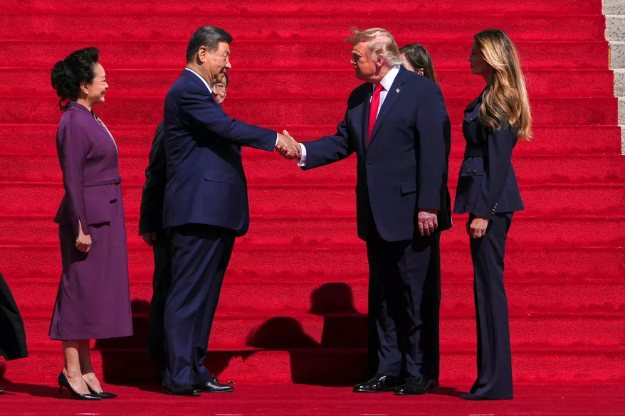 トランプ大統領（中央右）が中国の習近平国家主席と握手を交わす。メラニア・トランプ夫人（右）と彭麗媛夫人（左）が見守る中、2026年9月25日（金）、ワシントンD.C.の国立公文書館に到着した。（AP通信／ジュリア・デマリー・ニキンソン撮影）