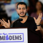 米上院議員選挙の民主党候補アブドゥル・エル＝サイード氏が、2026年8月7日（金）、デトロイトのルネッサンス高校で行われたミシガン州民主党の総選挙開始集会で演説を行った。（AP通信／ポール・サンシア撮影）