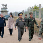 北朝鮮政府が2026年10月21日（水）に提供したこの写真には、北朝鮮の指導者である金正恩の妹、金与正（中央左）が、2026年10月20日（火）に北朝鮮の軍関係者とともに前線地域を視察する様子が写っている。北朝鮮政府が配布したこの写真に写っている出来事を、独立系ジャーナリストは取材できなかった。この写真の内容は提供されたものであり、独自に検証することはできない。（朝鮮中央通信／AP通信経由）