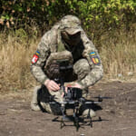 第65機械化旅団報道部が提供したこの写真には、2026年9月19日(土)、ウクライナのザポリージャ州で、ウクライナ兵がロシア軍陣地に向けてFPVドローンを発射する準備をしている様子が写っている。(アンドリー・アンドリエンコ/ウクライナ第65機械化旅団提供、AP通信経由)