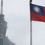 2023年5月7日、台湾・台北の国立孫文記念館にある台北101ビル付近で、台湾の国旗がはためいている。(AP通信/Chiang Ying-ying撮影)