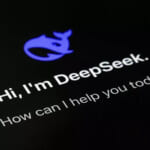 2025年1月28日、北京でスマートフォンアプリ「DeepSeek」のページがスマートフォンの画面に表示されている。（AP通信／アンディ・ウォン撮影）